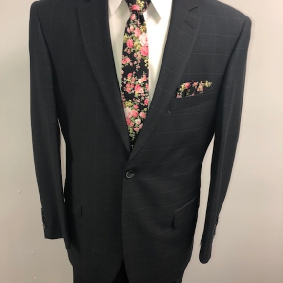 Suit - Picture 3 of 6